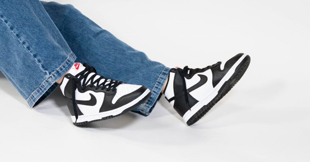 Nike Dunk High Panda avec un jean bleu
